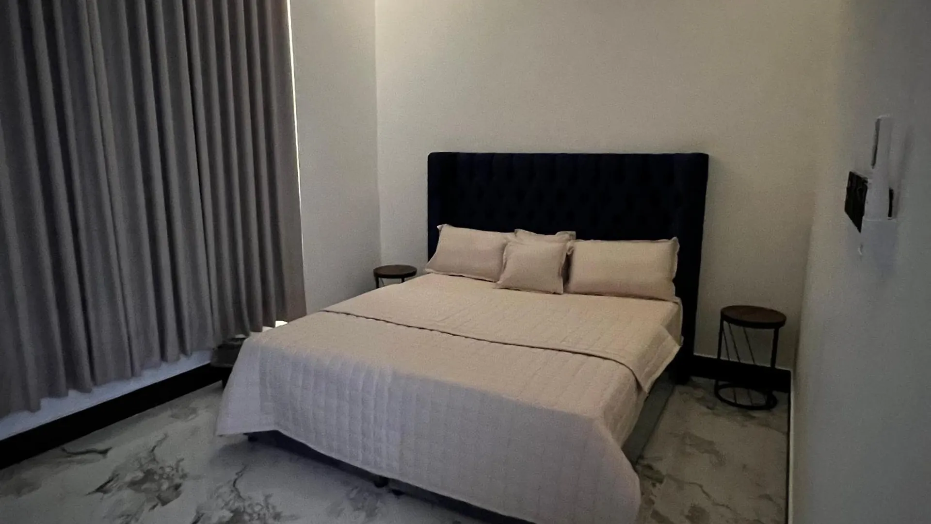 Appartamento شقة فاخرة بغرفة نوم وصالة 10 Luxury Apt Ar Riyad
