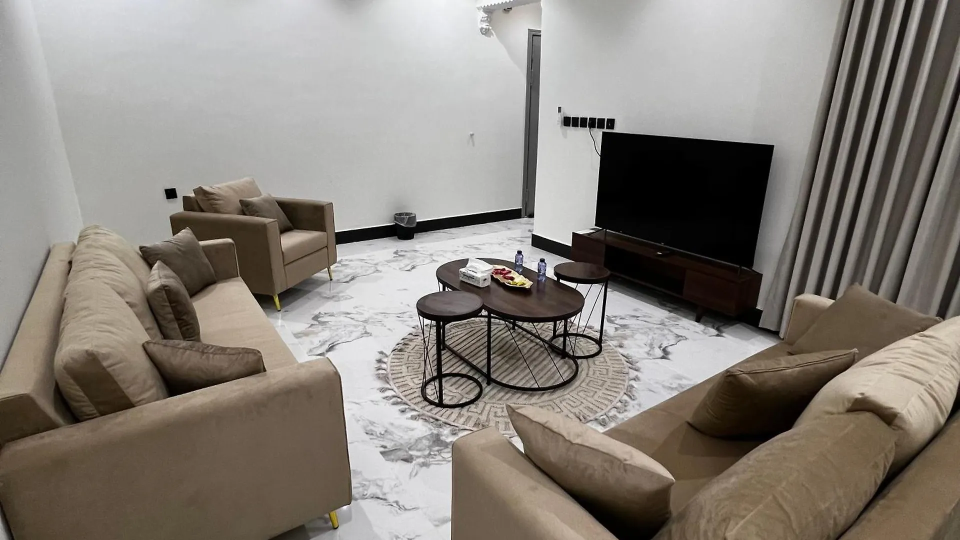 Appartamento شقة فاخرة بغرفة نوم وصالة 10 Luxury Apt Ar Riyad