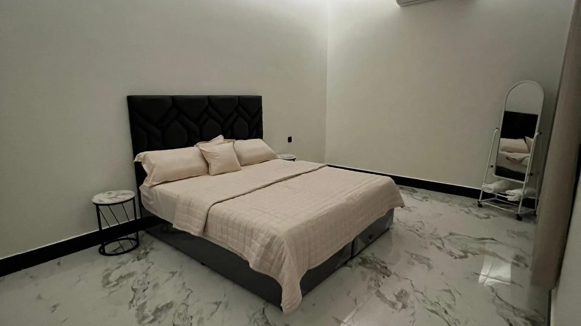 Appartamento شقة فاخرة بغرفة نوم وصالة 10 Luxury Apt Ar Riyad