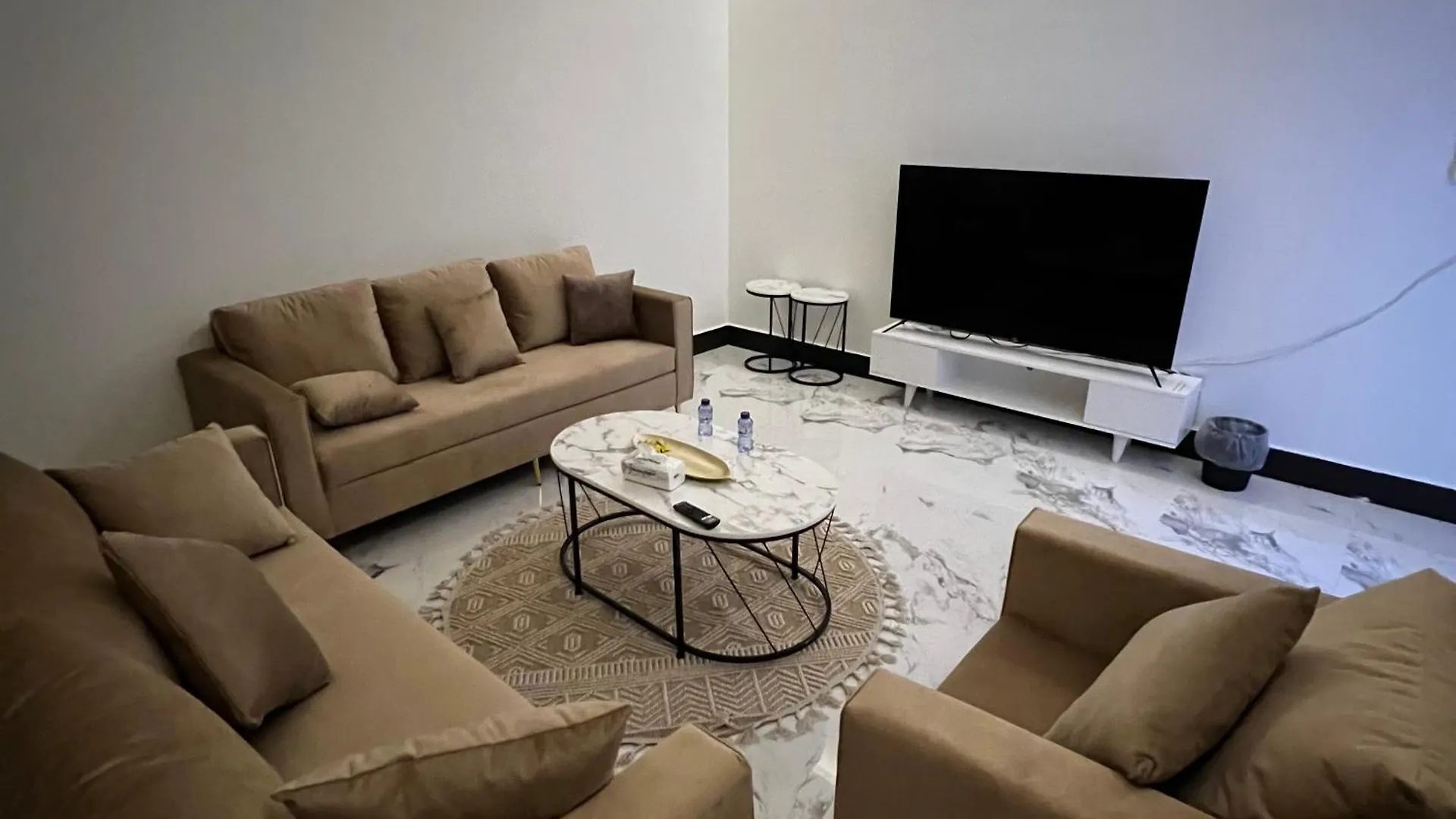 Appartamento شقة فاخرة بغرفة نوم وصالة 10 Luxury Apt Ar Riyad