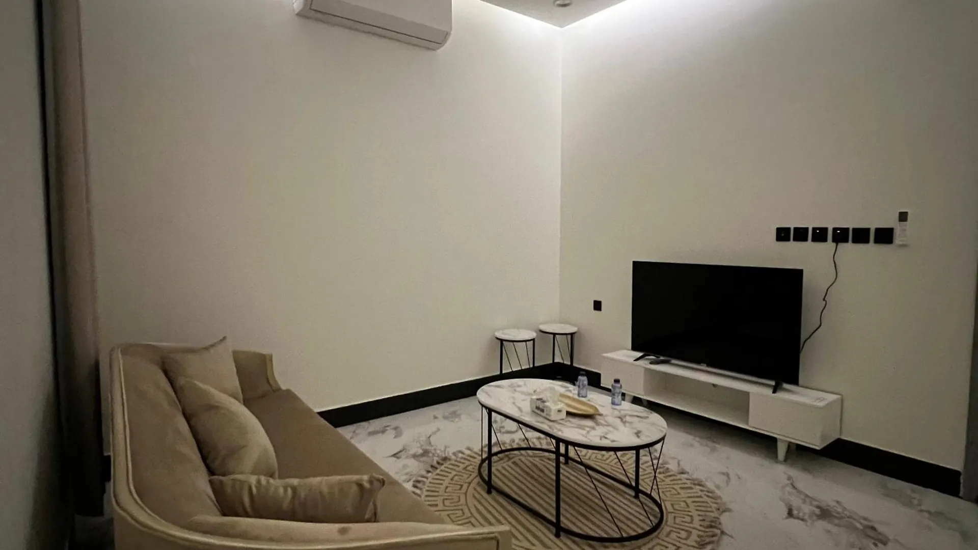 Appartamento شقة فاخرة بغرفة نوم وصالة 10 Luxury Apt Ar Riyad