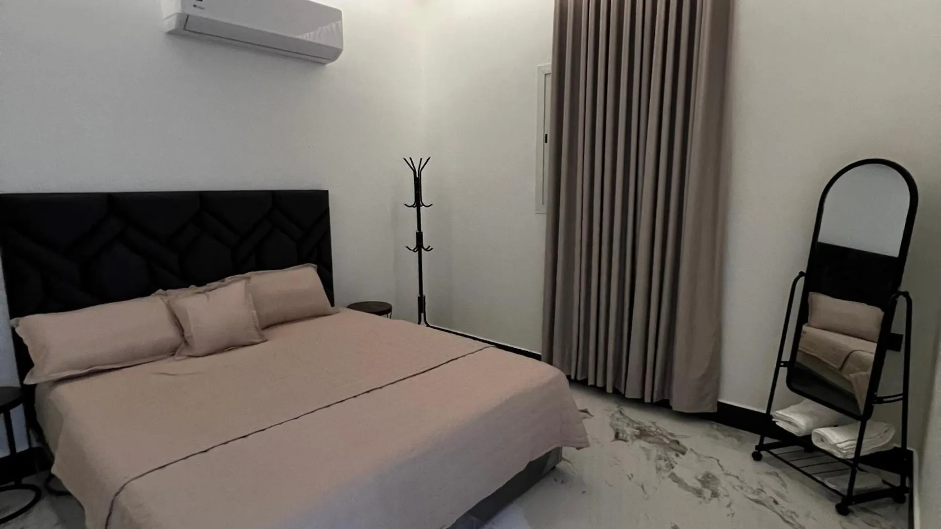 Appartamento شقة فاخرة بغرفة نوم وصالة 10 Luxury Apt Ar Riyad