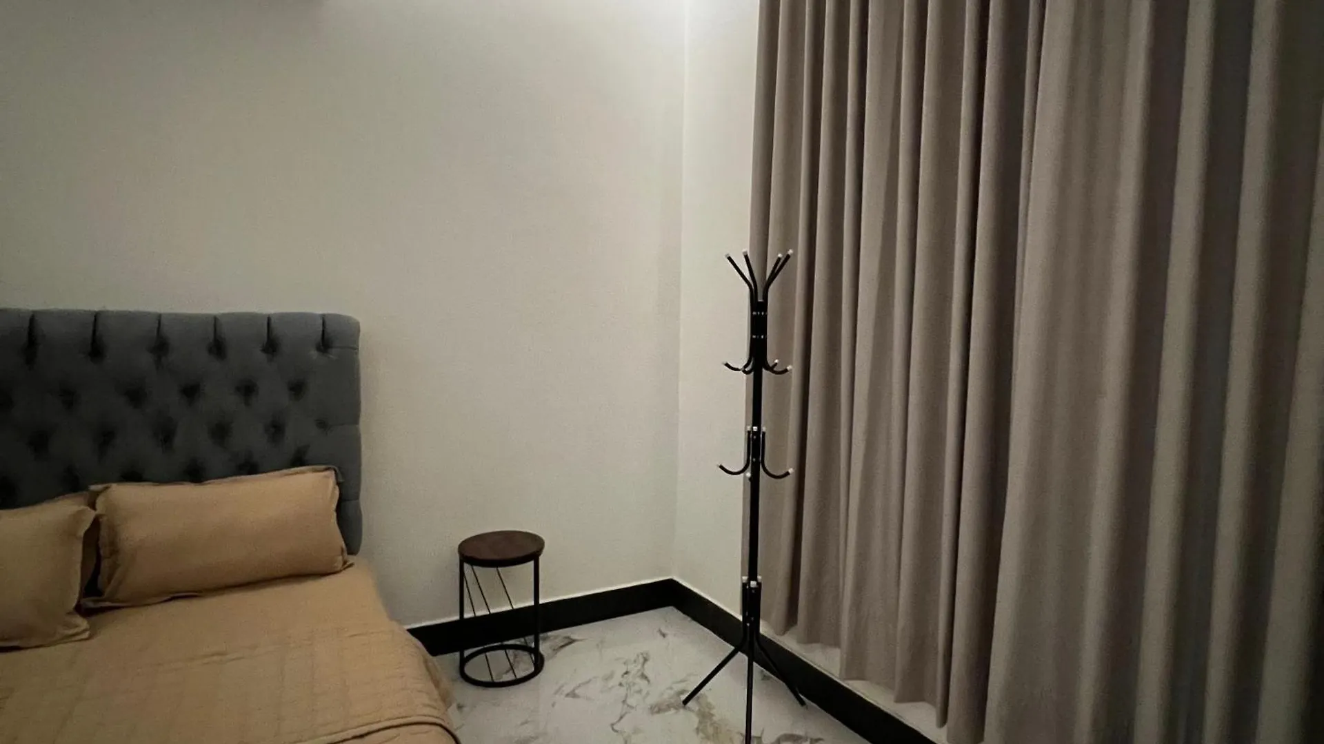 Appartamento شقة فاخرة بغرفة نوم وصالة 10 Luxury Apt Ar Riyad