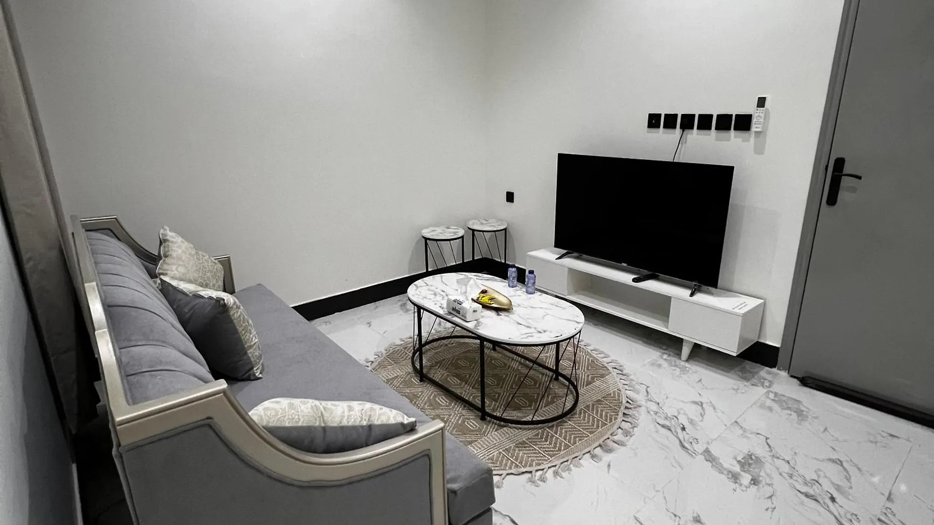 Appartamento شقة فاخرة بغرفة نوم وصالة 10 Luxury Apt Ar Riyad