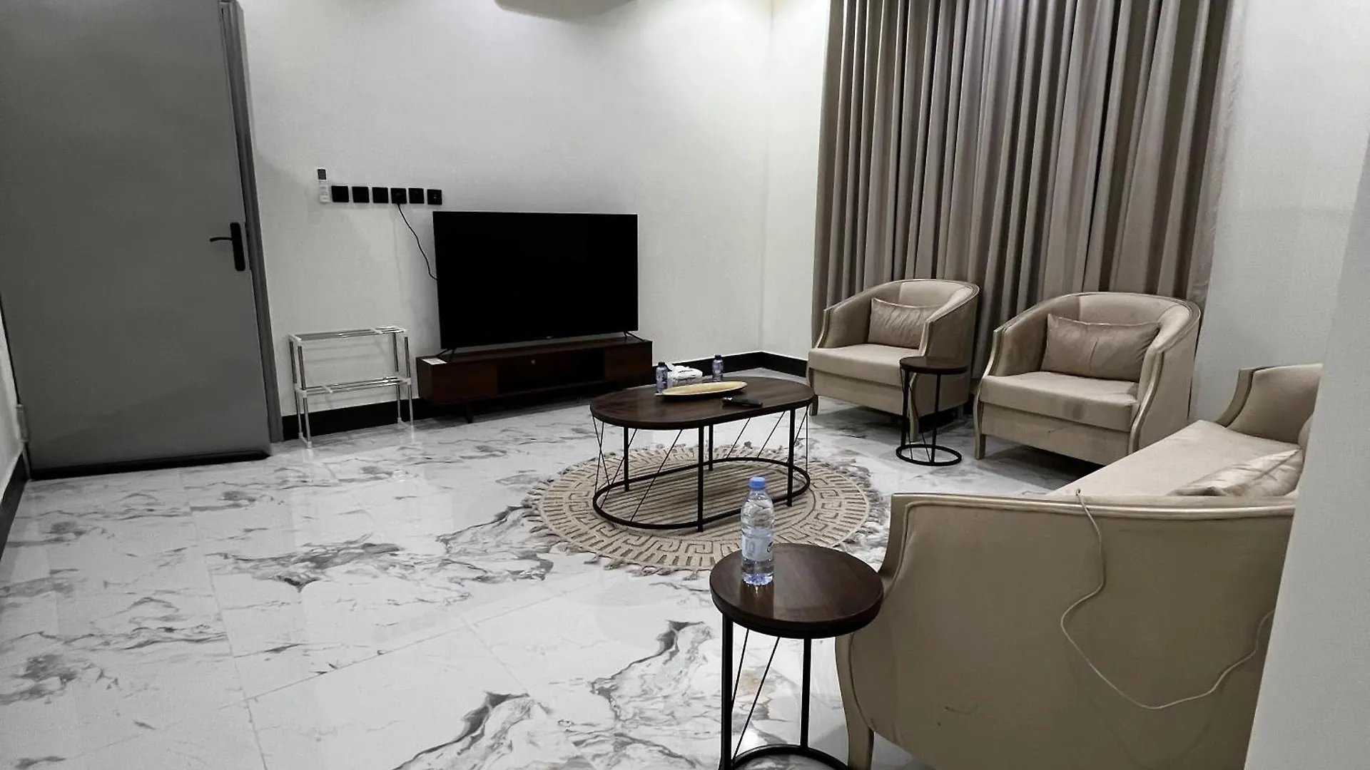 Appartamento شقة فاخرة بغرفة نوم وصالة 10 Luxury Apt Ar Riyad