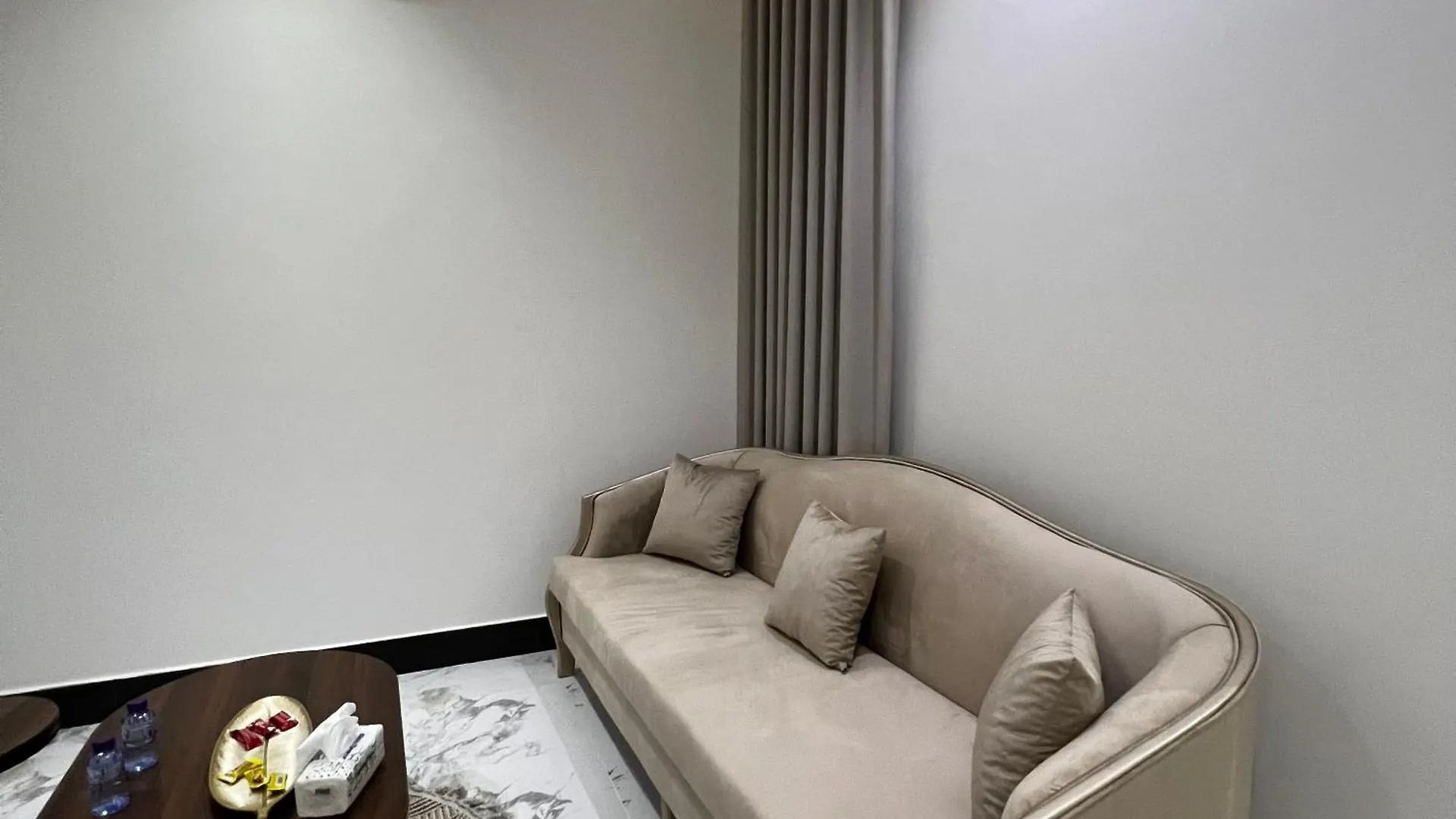 Appartamento شقة فاخرة بغرفة نوم وصالة 10 Luxury Apt Ar Riyad