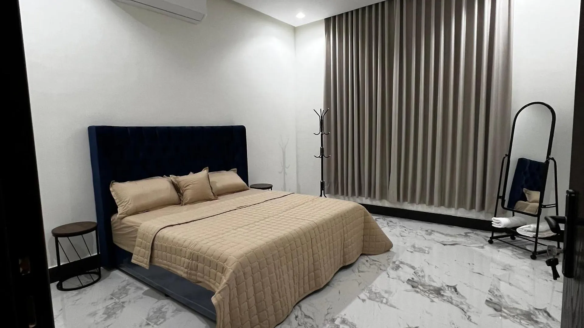 Appartamento شقة فاخرة بغرفة نوم وصالة 10 Luxury Apt Ar Riyad